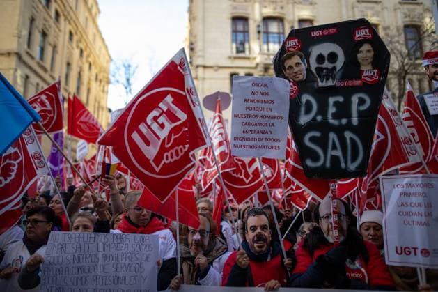 News Themen der Woche KW52 News Bilder des Tages SAD Madrid demonstration in Madrid, Spain - 23 Dec 2024 Workers from the Home Help Service (SAD), both from the Madrid City Council and the Community, carry placards and banners expressing their opinion during a rally in front of the City Hall. The home help workers have gathered to demand the updating of the contract specifications that will allow for an improvement in working conditions. Madrid Spain Copyright: xDavidxCanalesx xSOPAxImagesx DCSADAyuntamiento241223-04