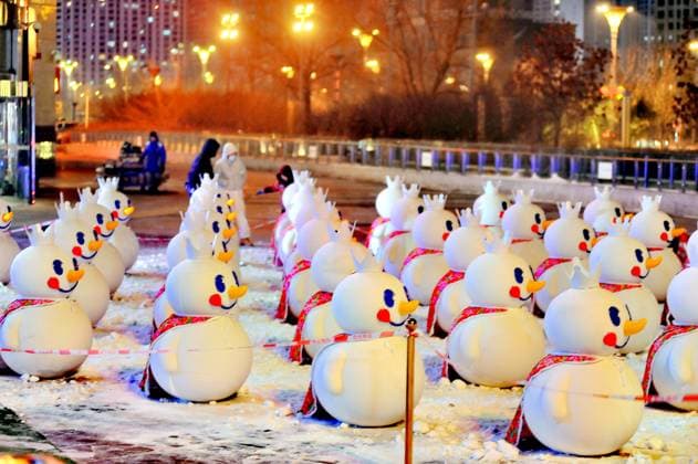 News Themen der Woche KW52 News Bilder des Tages HARBIN, CHINA - DECEMBER 24: Over a hundred snowmen wearing cloaks with the floral pattern traditionally used for padded coats in Northeast China line up to welcome tourists in the winter on December 24, 2024 in Harbin, Heilongjiang Province of China.  Copyright: xVCGx 111538491640