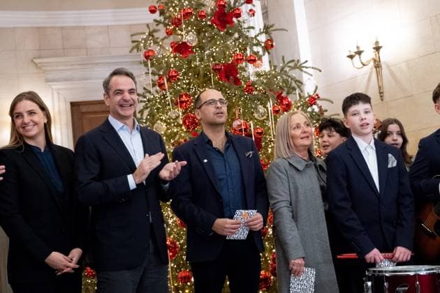 Christmas Carols To The Prime Minister The Lyceum Club of Greek Women, the Greek Guiding Association, and the Music School of Ptolemaida sing a Christmas carol to Prime Minister Kyriakos Mitsotakis and his family at Maximos Mansion in Athens, Greece, on December 24, 2024. Athens Greece  Copyright: xNikolasxKokovlisx originalFilename: kokovlis-notitle241224_npKlO.jpg