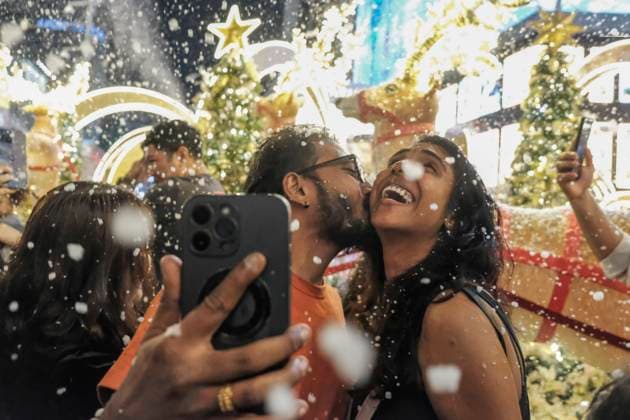 Bilder des Jahres 2024, News 12 Dezember News Themen der Woche KW52 News Bilder des Tages December 24, 2024, Kuala Lumpur, Malaysia: A man kisses his spouse as the artificial snow falls during the Christmas eve celebration at Bukit Bintang. Kuala Lumpur Malaysia - ZUMAs197 20241224_aaa_s197_189 Copyright: xFarisxHadziqx