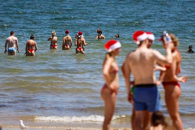 News Themen der Woche KW52 News Bilder des Tages December 25, 2024, Melbourne, Australia: Families and friends enjoy a warm Christmas Day by the water at St Kilda Beach, embracing the summer season. Melbourne celebrates a summer Christmas as crowds gather at St Kilda Beach to enjoy sunshine, festive cheer, and holiday traditions. Melbourne Australia - ZUMAs197 20241225_aaa_s197_035 Copyright: xYexMyoxKhantx
