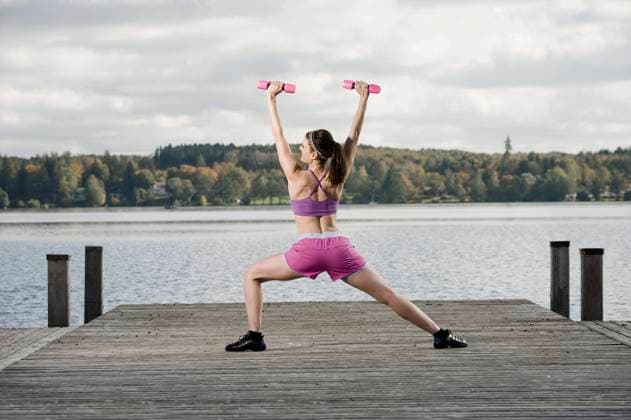 Creative Highlights Symbolbilder Woman training with dumbbells, Woerthsee, Bavaria, Germany Woerthsee, Germany CR_RONI131018-07950-01 ,model released, Symbolfoto