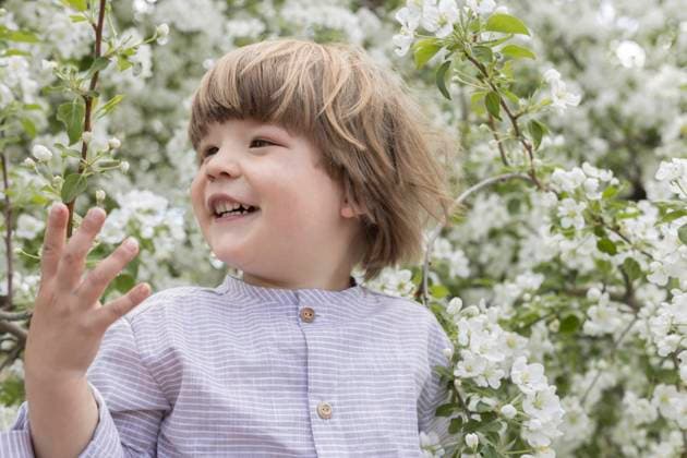Creative Highlights Symbolbilder Close up smiling child among white flowers blooming in the garden Tatarstan, Republic of Tatarstan, Russia R_LFFDQN210523-753711-01 ,model released, Symbolfoto