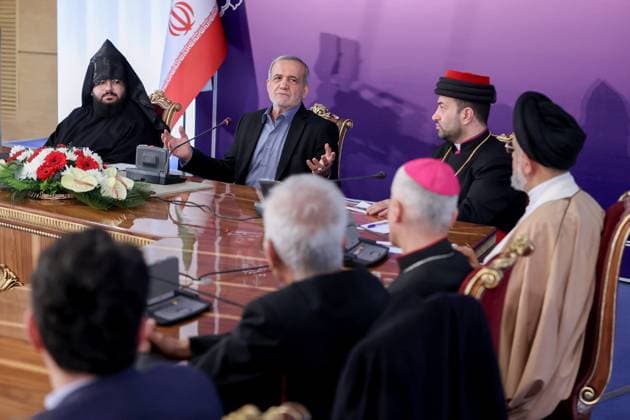 Bilder des Jahres 2024, News 12 Dezember News Themen der Woche KW52 December 25, 2024, Tehran, Iran: Iranian President MASOUD PEZESHKIAN (C) meets with a group of Christians on Tuesday evening on the eve of the birthday anniversary of Jesus Christ. Tehran Iran - ZUMAi98_ 20241225_zih_i98_004 Copyright: xIranianxPresidencyx