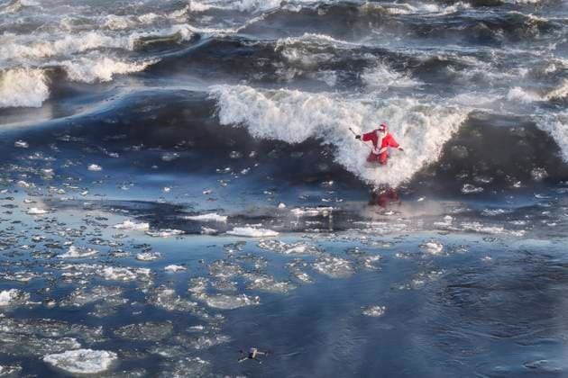 Bilder des Jahres 2024, News 12 Dezember News Themen der Woche KW52 News Bilder des Tages December 25, 2024, Montreal, Pq, Canada: Carlos Hebert Plante, who boogie boards daily, dressed as Santa Claus to hit the water amid an air temperature of -14 degrees Celsius on Christmas Day, in Montreal, Wednesday, Dec. 25, 2024. The standing wave on the St-Lawrence River is close to downtown Montreal and itöÄÃ s a popular spot for surfers. Montreal Canada  - ZUMAc35_ 20241225_zaf_c35_022 Copyright: xBernardxBraultx