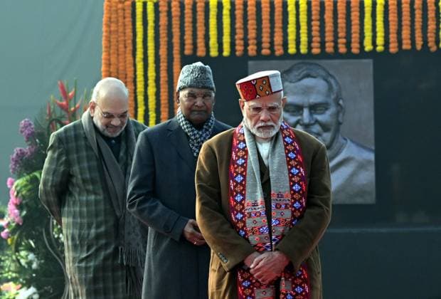 News Themen der Woche KW52 News Bilder des Tages NEW DELHI, INDIA - DECEMBER 25: Prime Minister Narendra Modi pays tribute to former prime minister Atal Bihari Vajpayee on his birth anniversary, at Sadaiv Atal, on December 25, 2024 in New Delhi, India. December 25 marks the birth anniversary of Atal Bihari Vajpayee, one of India?s most revered political leaders. The three-time prime minister played a pivotal role in shaping India?s future. The former PM s birth anniversary is being observed as Good Governance Day as a tribute to the positive impact of his leadership on the country. (Photo by Arvind Yadav Hindustan Times ) Nation Remembers Atal Bihari Vajpayee On His 100th Birth Anniversary