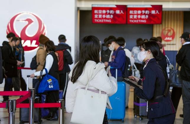 Bilder des Jahres 2024, News 12 Dezember News Themen der Woche KW52 News Bilder des Tages JAL under cyberattack A Japan Airlines ground staff member (front, R) responds to a passenger at Osaka airport straddling Hyogo and Osaka prefectures, western Japan, on Dec. 26, 2024, after a cyberattack disrupted the company s systems. The attack began around 7:25 a.m. the same day, delaying at least 14 domestic flights and affecting some international flights  A14AA0003912568P