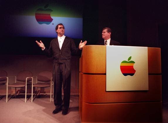 IMAGO History, 250 Jahre USA, Digitales Zeitalter: Entwicklung des Internets und Aufstieg von Silicon Valley Steve Jobs In this December 20, 1996 file photograph, Apple Chairman Gilbert R. Amelio, right, welcomes co-founder Steve Jobs back, during a news conference in Cupertino, California. (Michael Rondou San Jose Mercury News MCT) Cupertino CA USA EDITORIAL USE ONLY Copyright: xx 1112285 MichaelxRondoux krtphotoslive513409