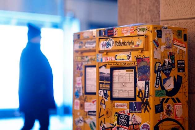 Zwei Briefkästen vor einem Kiosk in der Kölner Innenstadt sind mit Stickern übersäht. Briefporto soll Anfang 2025 steigen. Außerdem soll die Post langsamer werden. (Symbolbild, Themenbild) Köln, 26.12.2024 NRW Deutschland Copyright: xChristophxHardtx