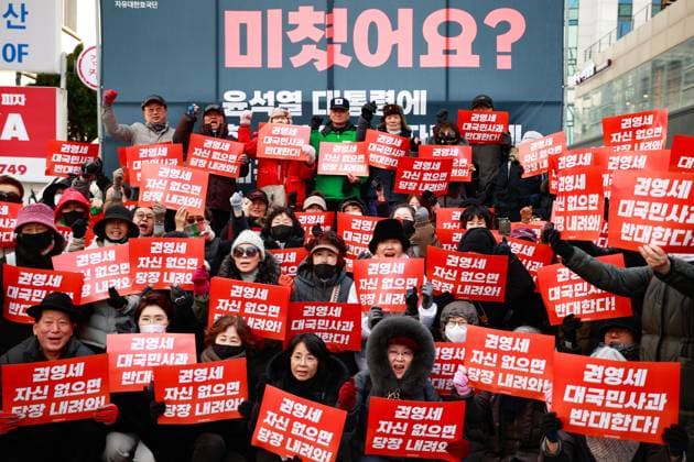 News Themen der Woche KW52 News Bilder des Tages Pro-Yoon Suk-yeol Rally About 50 supporters of Yoon Suk-yeol hold a rally in front of the People Power Party s headquarters in Yeouido, Seoul, South Korea, on December 27, 2024. They await the Constitutional Court s decision on his impeachment following his declaration of an illegal emergency martial law. They condemn the party s emergency response committee chair nominee and demand that Kwon Young-se retract his statement that Yoon should apologize for declaring martial law. Seoul South Korea  Copyright: xChrisxJungx originalFilename: jung-proyoons241227_npsQ5.jpg