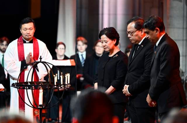 News Themen der Woche KW52 UPPSALA, SWEDEN 20241226 Thailand s ambassador Arunrung Phothong Humphreys, Indonesia s ambassador Kamapradipta Isnomo and Sri Lanka s ambassador Kapila Fonseka light candles during a memorial service for the victims of the tsunami in the Indian Ocean 2004 at Uppsala Cathedral, Sweden 26 December 2024. UPPSALA SWEDEN x10430x *** UPPSALA, SWEDEN 20241226 Thailand s ambassador Arunrung Phothong Humphreys, Indonesia s ambassador Kamapradipta Isnomo and Sri Lanka s ambassador Kapila Fonseka light candles during a memorial service for the victims of the tsunami in the Indian Ocean 2004 at Uppsala Cathedral, Sweden December 26, 2024 UPPSALA SWEDEN x10430x  Copyright: xChristinexOlsson TTx TSUNAMI MEMORIAL SERVICE SWEDEN aT-v-Id94ys