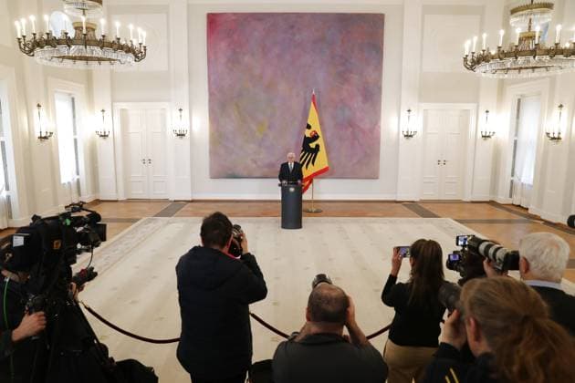 News Themen der Woche KW52 News Bilder des Tages (241227) -- BERLIN, Dec. 27, 2024 -- German President Frank-Walter Steinmeier (C) speaks during a press conference at the presidential palace in Berlin, Germany, Dec. 27, 2024. German President Frank-Walter Steinmeier on Friday dissolved the Bundestag, the lower house of parliament, paving the way for early federal elections. Steinmeier announced in Berlin that the snap elections will be held on Feb. 23, as previously agreed by major political parties. ) GERMANY-BERLIN-BUNDESTAG-DISSOLVED DuxZheyu 
