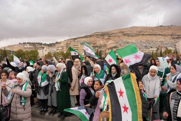 Bilder des Jahres 2024, News 12 Dezember News Themen der Woche KW52 News Bilder des Tages Syrians Celebrate The Overthrow Of The Assad Regime In Umayyad Square, Damascus On December 27, 2024, Syrians Gathered In Umayyad Square In The Heart Of Damascus To Celebrate The Victory Over Bashar Al-Assad s Regime. Participants Waved The Syrian Revolution Flags And Held Up Photos Of Martyrs And Detainees, Honoring Their Sacrifices. The Celebrations Included Military Parades Performed By The Revolutionaries Who Played A Pivotal Role In Toppling The Regime, Amid An Atmosphere Of Joy And Cheers That Filled The Square And Surrounding Areas. Damascus Syria  Copyright: xRamixAlsayedx originalFilename: alsayed-notitle241227_nps8V.jpg