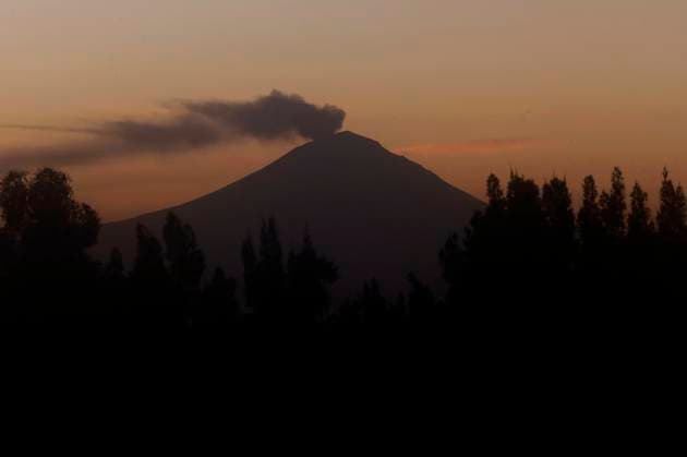 PopocatÃ petl Volcano In Mexico Registers Activity The Popocatepetl Volcano in Mexico erupts during sunrise on December 27, 2024. Mexico City Mexico  Copyright: xGerardoxVieyrax originalFilename: vieyra-notitle241227_npzBt.jpg