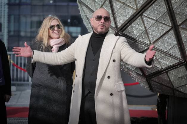 Entertainment Themen der Woche KW52 Entertainment Bilder des Tages December 27, 2024, New York, New York, USA: Times Square 2025 New Year s Eve Ball unveiled atop One Times Square with .Grammy Award winning entertainer and enterpreneur Pitbull. The artist in his role as official cleaning .partner helped clean the ball crystals with a powerful new botanical cleaning product.CleanBoss of which he is a co-owner with founder Joy Mangano. New York USA - ZUMAh156 20241227_znp_h156_002 Copyright: xMiloxHessx