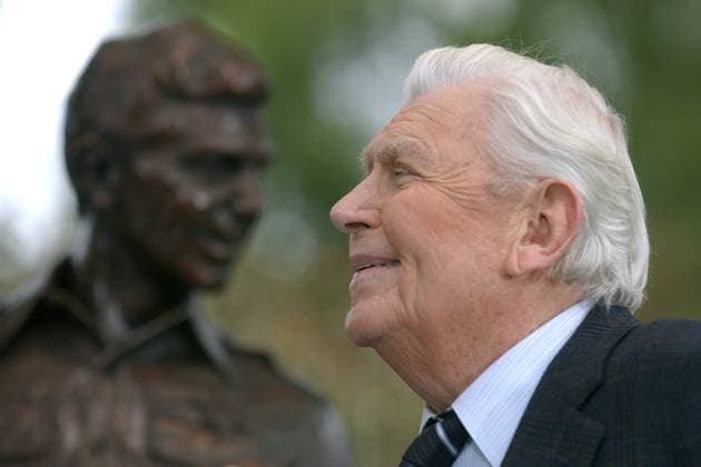 ANDY GRIFFITH OBIT Andy Griffith unveiles a statue of himself and Ron Howard as their characters, Andy and Opie Taylor, from Griffith s television show in 2003 at Pullen Park in Raleigh, North Carolina. Griffith has died. He was 86. (Scott Lewis Raleigh News & Observer MCT) RALEIGH NC USA EDITORIAL USE ONLY Copyright: xx 1125305 ScottxLewisx krtphotoslive559359