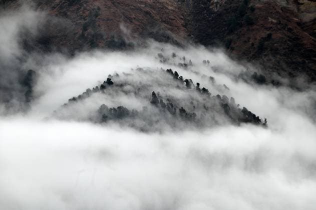 Creative Highlights World Snow Peak Mountains In Himachal Pradesh Snow-covered Himalayan mountains with dense clouds are seen from Dhara village in Kullu district, Himachal Pradesh, India, on December 28, 2024. Fresh snowfall and rain intensify the cold wave in Himachal Pradesh, according to an Indian report. Kullu India  Copyright: xIndranilxAdityax originalFilename: aditya-notitle241228_np348.jpg
