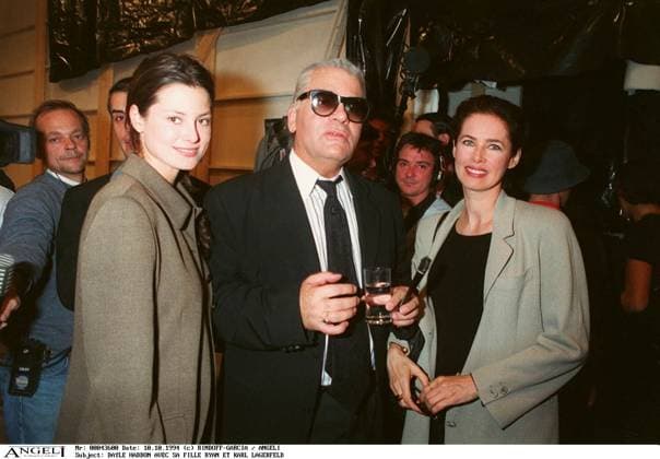 News item 12 27 2024 Canadian model and actress Dayle Haddon found dead at age 76 after suspected carbon monoxide leak DAYLE HADDON WITH DAUGHTER RYAN AND KARL LAGERFELD BACKSTAGE DEFILE DE MODE COLLECTION PRET A PORTER PRINTEMPS ETE 1995 Paris France  Copyright: xRINDOFF-GARCIAx xBESTIMAGExRINDOFF-GARCIAx xBESTIMAGEx