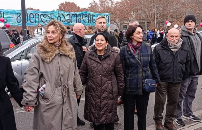 News Themen der Woche KW52 GEORGIA, TBILISI - DECEMBER 28, 2024: Georgia s incumbent president Salome Zourabichvili (C) takes part in a protest near Dry Bridge against the inauguration of Georgia s newly elected president Mikheil Kavelashvili. Inna Kukudzhanova TASS  77078103