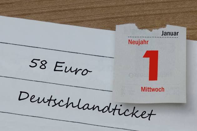Kalenderblatt 1. Januar und 58 Euro Deutschlandticket Kalenderblatt 1. Januar und 58 Euro Deutschlandticket, 28.12.2024, Borkwalde, Brandenburg, Auf einem Notizheft mit dem Schriftzug 58 Euro Deutschlandticket liegt ein Kalenderblatt vom 1. Januar 2025. *** Calendar page 1 January and 58 Euro Deutschlandticket Calendar page 1 January and 58 Euro Deutschlandticket, 28 12 2024, Borkwalde, Brandenburg, On a notebook with the lettering 58 Euro Deutschlandticket lies a calendar page from January 1, 2025