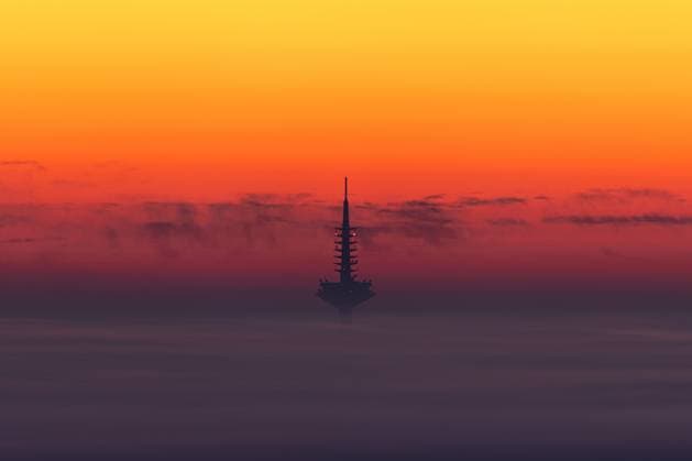 News Themen der Woche KW52 Der Europaturm in Frankfurt am Main bei Sonnenaufgang Der Europaturm in Frankfurt am Main ragt am Morgen bei Sonnenaufgang aus der Nebel- und Wolkendecke heraus, die über dem Rhein-Main-Gebiet liegt. Kronberg Malerblick Hessen Deutschland 2024-12-28_ffm_sonnenaufgang_europaturm_01
