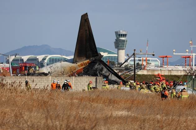 News Themen der Woche KW52 News Bilder des Tages Plane crashes at Muan airport Plane crashes at Muan airport Firefighters carry out rescue operations at Muan International Airport in Muan, 288 kilometers southwest of Seoul, on Dec. 29, 2024, after a passenger plane with 181 people aboard crashed. (Yonhap) 2024-12-29 11:46:05 < 1980-2024 YONHAPNEWS AGENCY. .> ¹«¾È±º Àü¶ó³²µµ EDITORIAL USE ONLY  Copyright: xx PYH2024122903730032000 YonhapxNewsx yonphotos236910