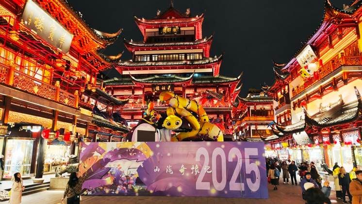 News Themen der Woche KW52 News Bilder des Tages 2025 Year of the Snake Yu Garden Lantern Festival First Lights Up SHANGHAI, CHINA - DECEMBER 27, 2024 - Tourists visit the Chinese lunar New Year Folk Art Lantern Festival of the Year of the snake at Yu Garden in Shanghai, China, Dec 27, 2024. Shanghai Shanghai China  Copyright: xCFOTOx i1735445996651