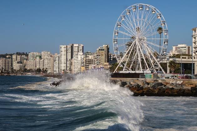 News Themen der Woche KW52 December 28, 2024, VinA Del Mar, Chile: Waves hit the coasts of the city of Vina del Mar, due to abnormal swells, caused by a frontal system in the northern hemisphere, affecting the coasts of Chile from Arica to the Gulf of Arauco. Abnormal swells, caused by a frontal system in the northern hemisphere, affect the coasts of Chile from Arica to the Gulf of Arauco. Due to this, authorities and maritime police close the perimeters of the coasts. VinA Del Mar Chile - ZUMAs197 20241228_aaa_s197_213 Copyright: xCristobalxBasaurexArayax