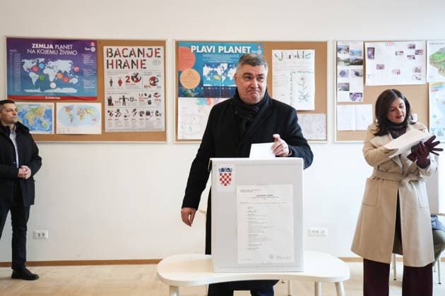 News Themen der Woche KW52 News Bilder des Tages Presidential election in Croatia: Zoran Milanovic votes at polling station President of Croatia Zoran Milanovic votes at a polling station during the presidential election in Zagreb, Croatia, on December 29, 2024.  LukaxStanzl PIXSELL