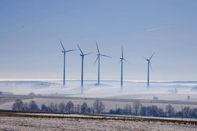 News Bilder des Tages Wetter in Baden-Württemberg, Auf der Schwäbischen Alb haben leicht frostige Temperaturen und feuchte Luft für Raureifablagerungen an Schildern und Bäumen gesorgt. Die feuchten Tröpfchen aus dem Nebel trafen auf unterkühlte Gegenstände und bildeten die Raureifschicht. Böhmenkirch Baden-Württemberg Deutschland Böhmenkirch *** Weather in Baden Württemberg, On the Swabian Alb, slightly frosty temperatures and humid air have caused hoarfrost deposits on signs and trees The moist droplets from the fog hit supercooled objects and formed the hoarfrost layer Böhmenkirch Baden Württemberg Germany Böhmenkirch Copyright: x xonw-imagesx xAlexanderxWolfx
