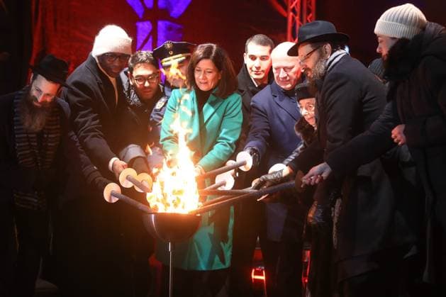 Bilder des Jahres 2024, News 12 Dezember News Themen der Woche KW52 News Bilder des Tages Entzünden des fünften Lichts am Chanukka-Leuchter anlässlich der jüdischen Chanukka-Feiertage Berlin, 29.12.2024 Joe Chailo, Kai Wegner, Katharina Günther-Wünsch und Margot Friedländer bei dem Entzünden des fünften Lichts am Chanukka-Leuchter anlässlich der jüdischen Chanukka-Feiertage am Brandenburger Tor in Berlin Berlin Germany *** Lighting of the fifth light on the Hanukkah candelabra on the occasion of the Jewish Hanukkah holidays Berlin, 29 12 2024 Joe Chailo, Kai Wegner, Katharina Günther Wünsch and Margot Friedländer at the lighting of the fifth light on the Hanukkah candelabra on the occasion of the Jewish Hanukkah holidays at the Brandenburg Gate in Berlin Berlin Germany Copyright: xPictureteamx