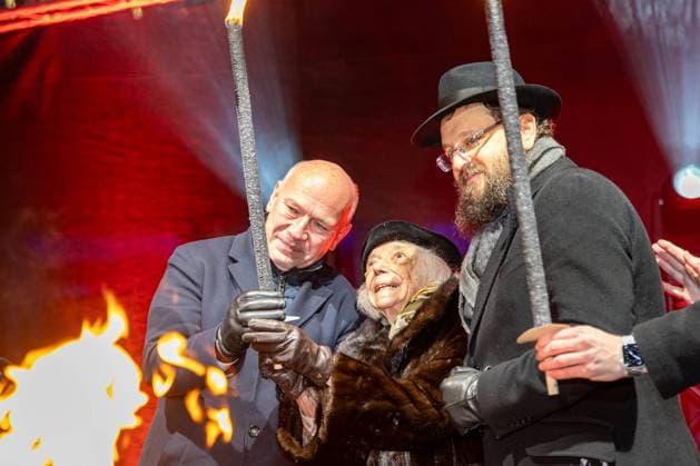 Kai Wegner, Margot Friedländer, Rabbi Jehuda Teichal; Chanuka, Lichterzuenden, , am 29.12.2024 in Berlin, (Brandenburger Tor, Pariser Platz), Deutschland *** Kai Wegner, Margot Friedländer, Rabbi Jehuda Teichal Chanuka, Lichterzuenden, , on 29 12 2024 in Berlin, Brandenburg Gate, Pariser Platz , Germany