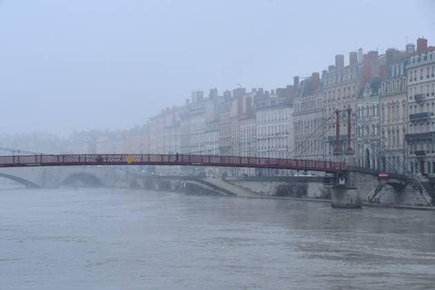 News Themen der Woche KW52 News Bilder des Tages December 29, 2024, Lyon, Rhone, France: People spotted on a bridge over the Saone River during the orange air pollution alert in Lyon. Lyon France - ZUMAs197 20241229_aab_s197_005 Copyright: xRomainxDoucelinx