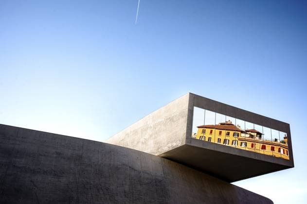 Creative Highlights World Gespiegeltes Gebäude im Fenster des Maxxi-Museums bei klarem Himmel, Rom Reflected building in the window of the Maxxi Museum under a clear sky, Rome Copyright: imageBROKER SinaxFrantzen ibxsif11904304.jpg
