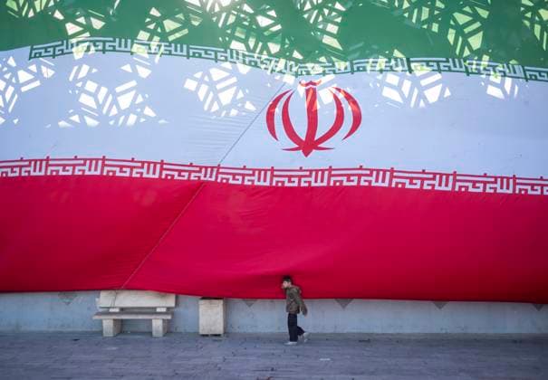 News Themen der Woche KW52 News Bilder des Tages Iran-Commemorating The Anniversary Of 9th Of Dey Pro-government Rally A young boy walks under a giant Iranian flag during a pro-government rally in southern Tehran, Iran, on December 29, 2024. The 9th of Dey Rally commemorates the pro-government rallies held on December 30, 2009, which are a response to the Ashura protests amid Iran s 2009 post-presidential election unrest. Tehran Iran  Copyright: xMortezaxNikoubazlx originalFilename: nikoubazl-irancomm241229_npswq.jpg