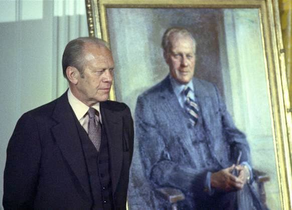 Archivbilder der Woche KW01 May 24, 1978, Washington, District Of Columbia, USA: Former United States President Gerald R. Ford poses next to a painting of himself during the ceremony where the painting was unveiled in the East Room of the White House in Washington, DC on August 4, 1980. The paintings of him and former first lady Betty Ford will be on permanent display at the White House along with those of other US Presidents and first ladys Washington USA - ZUMAs152 19780524_faa_s152_005 Copyright: xBenjaminxE.x Gene xFortex