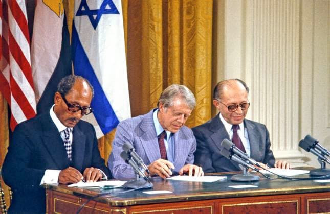Archivbilder der Woche KW01 Jimmy Carter Dies Aged 100 President Anwar al-Sadat of Egypt, left, United States President Jimmy Carter, center, and Prime Minister Menahem Begin of Israel, right, sign the Camp David Accords at a ceremony in the East Room of the White House in Washington, D.C. on September 17, 1978..Photo by Arnie Sachs CNP ABACAPRESS.COM Washington District of Columbia United States  Copyright: xCNP ABACAx
