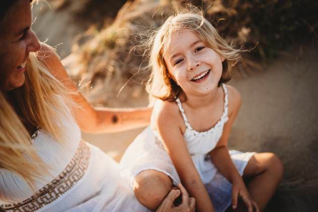 Creative Highlights Symbolbilder Mother and daughter smiling at beach beautiful bond Marbella, Andalusia, Spain CR_TANI241228-1601247-01 ,model released, Symbolfoto