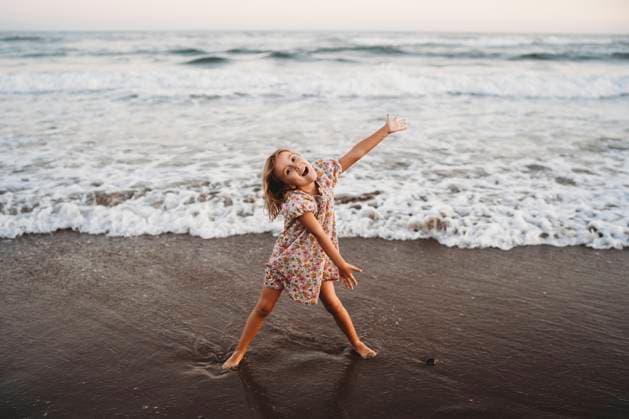 Creative Highlights Symbolbilder Little girl playing by seashore beach on summer evening Marbella, Andalusia, Spain CR_TANI241228-1601495-01 ,model released, Symbolfoto
