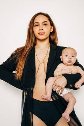 Creative Highlights Symbolbilder Mother confidently holding her baby against a white backdrop North Andover, Massachusetts, United States CR_FKNH241229-1610978-01 ,model released, Symbolfoto