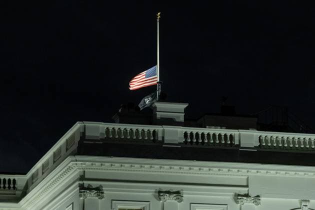 Bilder des Jahres 2024, News 12 Dezember (241230) -- WASHINGTON, Dec. 30, 2024 -- The U.S. flag flies at half-staff at the White House in Washington D.C., the United States, Dec. 29, 2024. Jimmy Carter, who served as the 39th president of the United States from 1977 to 1981, died on Sunday at the age of 100, the Carter Center confirmed. ) U.S-WASHINGTON D.C.-JIMMY CARTER-MOURNING HuxYousong 