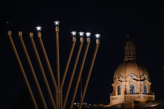 Fifth Night Of Chanukah Celebrated In Edmonton EDMONTON, CANADA - DECEMBER 29: View of Alberta™s largest Menorah during the 33rd annual Chanukah (Hanukkah) ceremony at the Alberta Legislature, on December 29, 2024, in Edmonton, Alberta, Canada. Edmonton Canada  Copyright: xArturxWidakx originalFilename: widak-fifthnig241229_npwYs.jpg