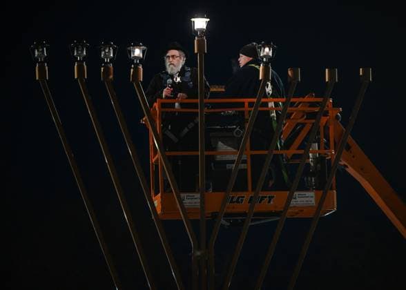 Fifth Night Of Chanukah Celebrated In Edmonton EDMONTON, CANADA - DECEMBER 29: Rabbi Ari Drelich of Chabad of Edmonton lights Alberta™s largest Menorah during the 33rd annual Chanukah (Hanukkah) ceremony at the Alberta Legislature, on December 29, 2024, in Edmonton, Alberta, Canada. Edmonton Canada  Copyright: xArturxWidakx originalFilename: widak-fifthnig241229_npCBl.jpg