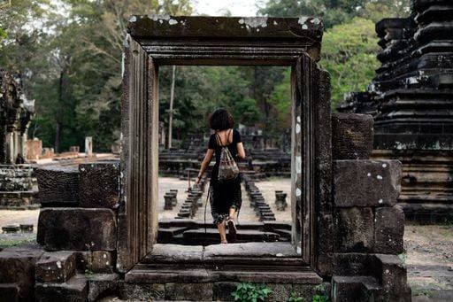 Creative Highlights Symbolbilder A Woman exploring an ancient archaeological site under a clear sky 25713007 ,model released, Symbolfoto RECORD DATE NOT STATED
