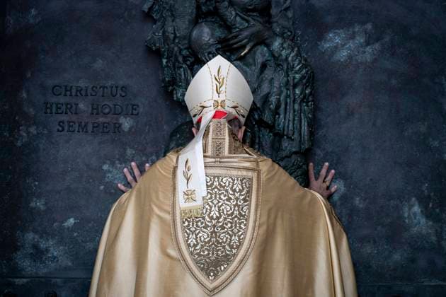 Bilder des Jahres 2024, News 12 Dezember Italy, Rome, December 29, 2024 - The Cardinal of Rome Bartolomeo Reina opens the Holy Door of the Basilica of St. John Lateran Italy, Rome, December 29, 2024 : The Cardinal of Rome Bartolomeo Reina opens the Holy Door of the Basilica of St. John Lateran ( Basilica di San Giovanni), Credit:Stefano Carofei Avalon Italy, Rome, Vatican City State, Holy See  Copyright: xStefanoxCarofeix xAvalonx 0950835045