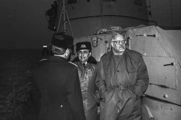 Karl-Eduard von Schnitzler besucht Weihnachten 1988 ein DDR-Vorposten Grenzschiff - 25.12.1988: Karl-Eduard Richard Arthur von Schnitzler (re.), Chefkommentator des DDR-Fernsehens sowie Autor und Moderator der Fernsehsendung DER SCHWARZE KANAL an Bord eines DDR-Vorposten Grenzschiffes der 2. GSA zu Weihnachten 1988. In der Bildmitte: Herbert Städtke, Kommandeur der 6. Grenzbrigade Küste. 25.12.1988 Rostock Hohe Düne 30 Mecklenburg-Vorpommern Deutschland *** Karl Eduard von Schnitzler visits a GDR outpost border ship at Christmas 1988 25 12 1988 Karl Eduard Richard Arthur von Schnitzler re , chief commentator on GDR television and author and presenter of the television program DER SCHWARZE KANAL on board a GDR outpost border ship of t