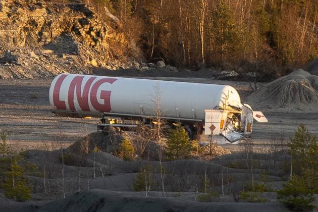 Bilder des Jahres 2024, News 12 Dezember News Bilder des Tages 30.12.2024, Vasalemma. A serious chain collision occurred at the Tallinn–Pärnu–Ikla highway. The accident involved six vehicles, including two liquefied natural gas (LNG) tanker trucks, one of which was leaking. The only option was to let the damaged LNG tanker truck empty itself naturally and the Rescue Board successfully transported the leaking tanker trunk to a safe location, away from buildings and roads, where the continued emptying of the tank will not pose a health or environmental hazard. Photo Sander Ilvest, Postimees Harjumaa Estonia Vasalemma 1SI30DEC24A-5  Copyright: xSanderxIlvestx LNG tanker in an empty quarry