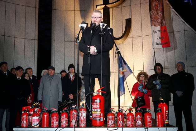 WARSZAWA 30.12.2024 PROTEST PRZECIWKO ZAPALENIU SWIECY CHANUKOWEJ W SEJMIE ZORGANIZOWANY PRZEZ GRZEGORZA BRAUNA I KONFEDERACJE KORONY POLSKIEJ WARSAW, POLAND - DECEMBER 30: People take part in the anti-Hannukah protest near the parliament building in Warsaw, Poland on December 30, 2024. Demonstration is organised by the far-right at the time of the Hanukkah lightning ceremony in the parliament. N Z. GRZEGORZ BRAUN FOT. ALEKSANDER MAJDANSKI NEWSPIX.PL NEWSPIX.PL --- newspix.pl 