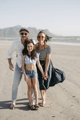 Creative Highlights Symbolbilder Familie am Sandstrand in Sommerset West, Kapstadt, Südafrika Family on the sandy beach in Sommerset West, Cape Town, South Africa, Africa Copyright: imageBROKER MichaelaxBegsteiger ibxbeg12015350.jpg ,model released, Symbolfoto ,property released
