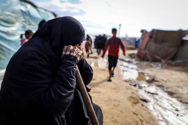 News Themen der Woche KW01 News Bilder des Tages Israeli Palestinian conflict A woman sits outside a flooded tent in Deir al-Balah, Gaza, on December 30, 2024. The severe storms have caused significant damage to the already fragile living conditions in the camp. Gaza Gaza Strip Palestinian territories Copyright: xSaeedxJarasx